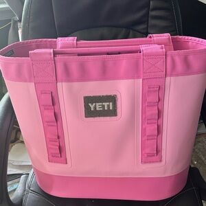 YETI power pink Camino 35